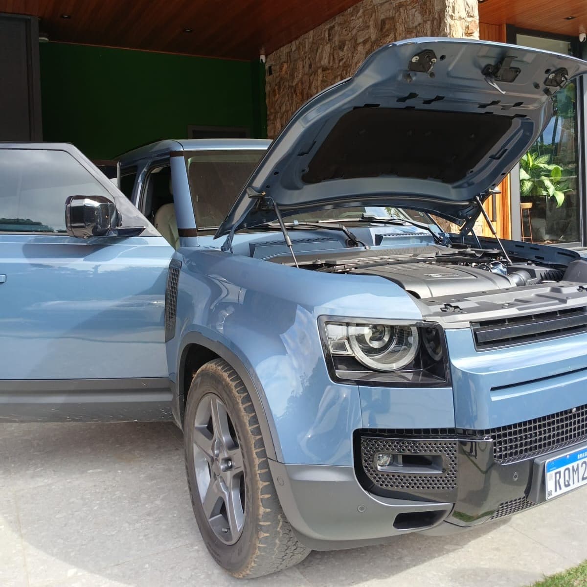 Atendimento a domicílio da Dudu Baterias em um SUV Land Rover Defender com o capô aberto