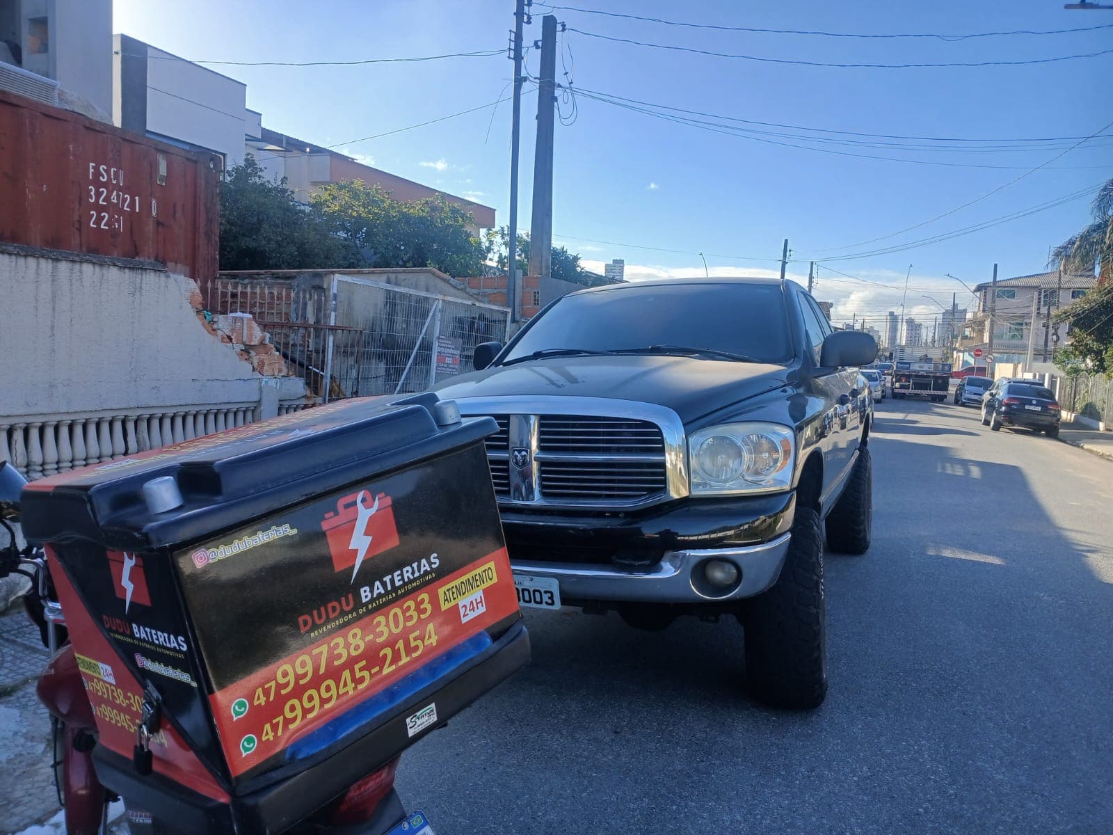 Moto de entrega da Dudu Baterias, usada para levar a bateria até o cliente
