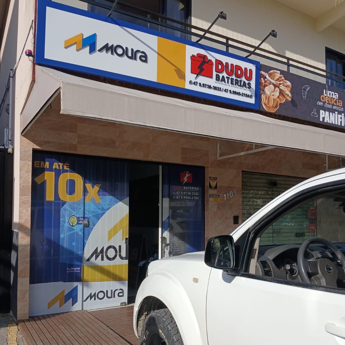 Fachada da Dudu Baterias no número 1109 da Av. Hermógenes Assis Feijó, com placa Moura e aviso de parcelamento em até 10x