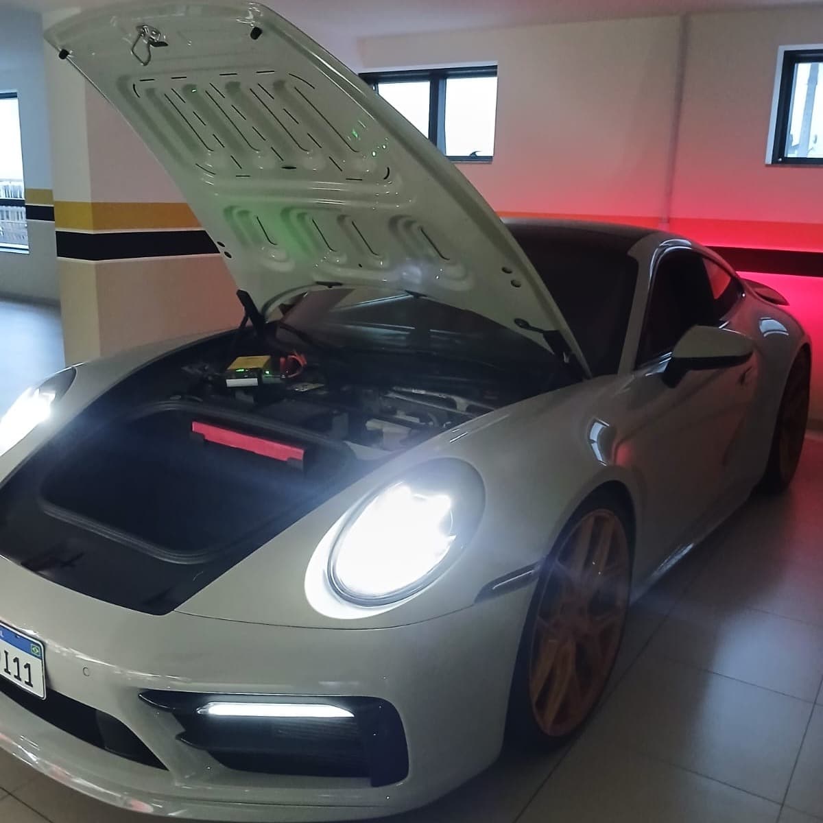 Bateria nova sendo instalada no motor de um carro pela equipe da Dudu Baterias