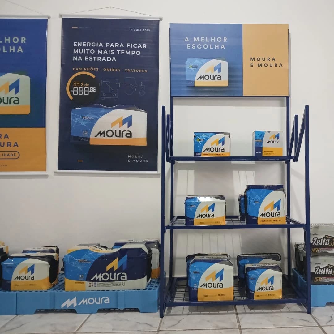 Interior da loja Dudu Baterias com estoque de baterias automotivas
