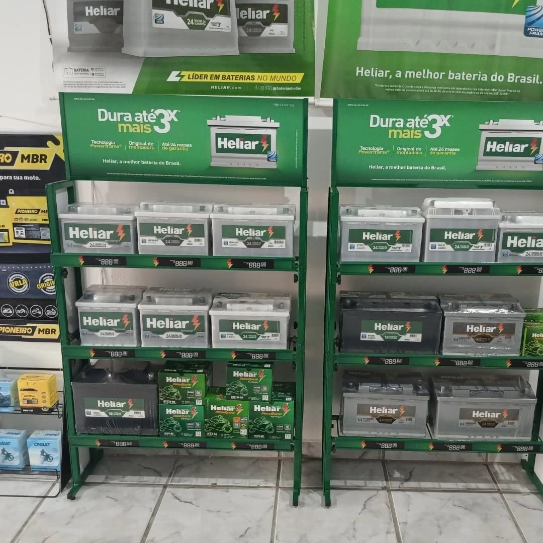 Prateleiras com baterias de diferentes amperagens na loja Dudu Baterias