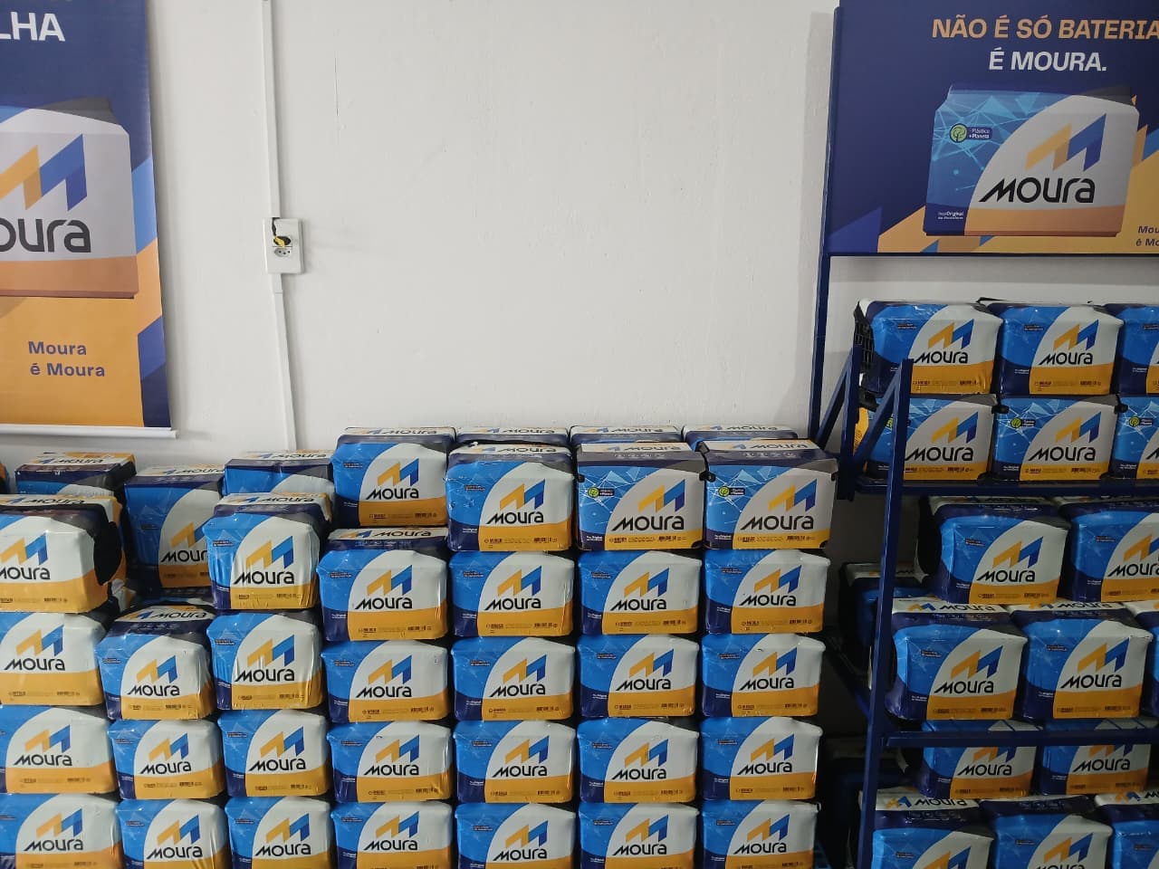Baterias Moura empilhadas no estoque da Dudu Baterias, revendedora autorizada da marca